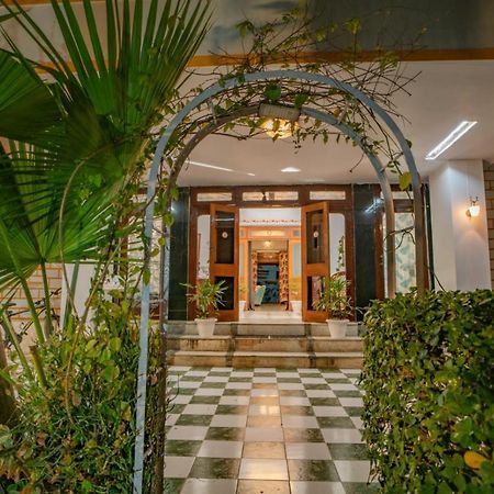 Hotel Ambavgarh Palace Удайпур Екстериор снимка