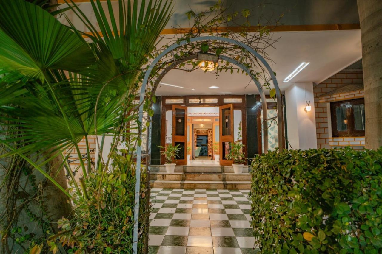 Hotel Ambavgarh Palace Удайпур Екстериор снимка
