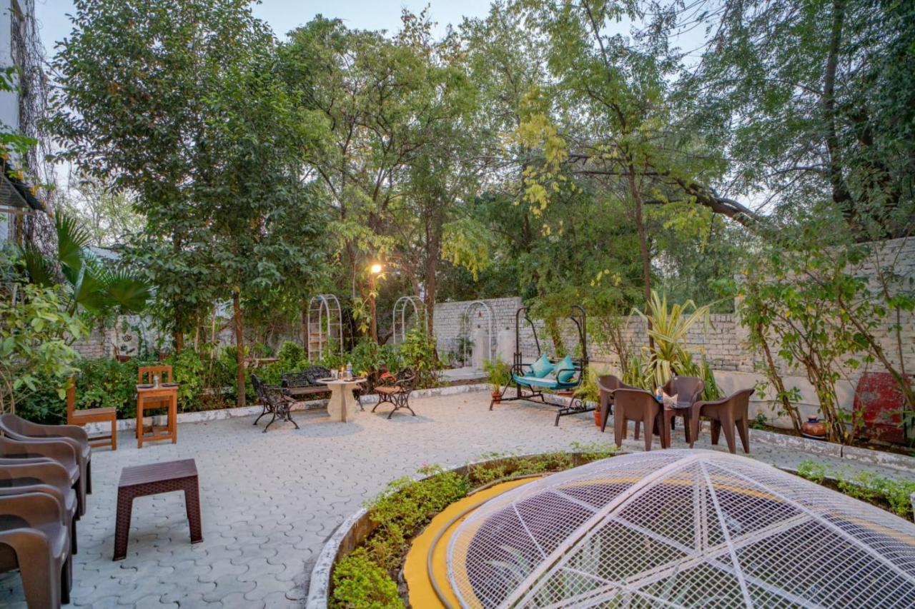 Hotel Ambavgarh Palace Удайпур Екстериор снимка