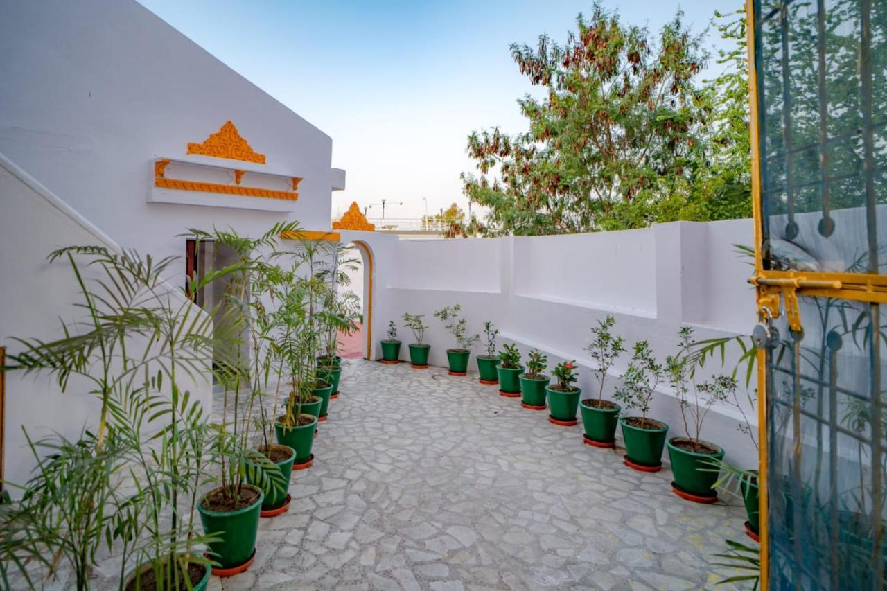 Hotel Ambavgarh Palace Удайпур Екстериор снимка