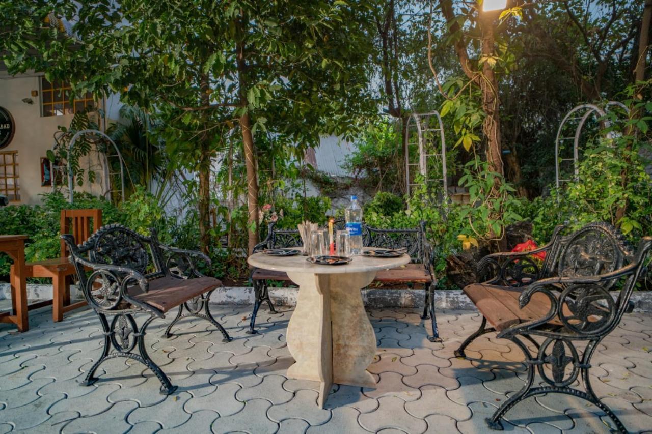 Hotel Ambavgarh Palace Удайпур Екстериор снимка