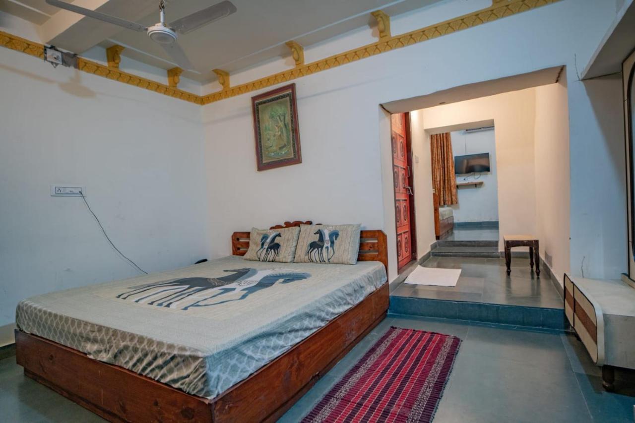 Hotel Ambavgarh Palace Удайпур Екстериор снимка