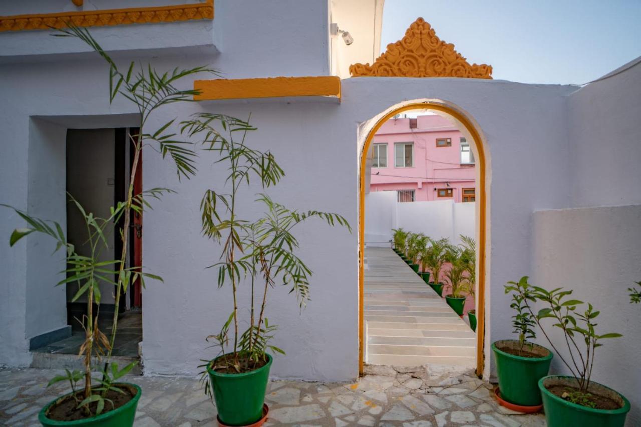 Hotel Ambavgarh Palace Удайпур Екстериор снимка