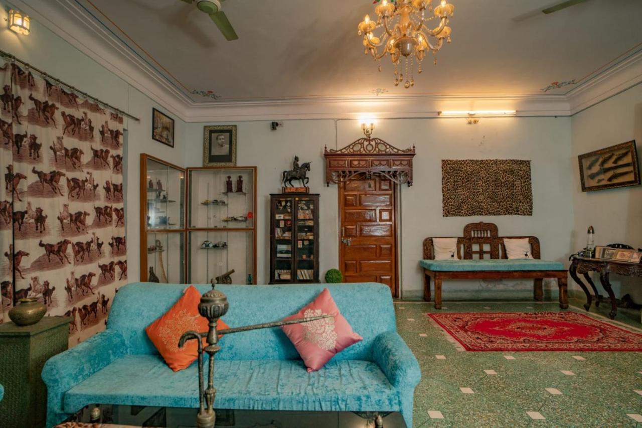 Hotel Ambavgarh Palace Удайпур Екстериор снимка