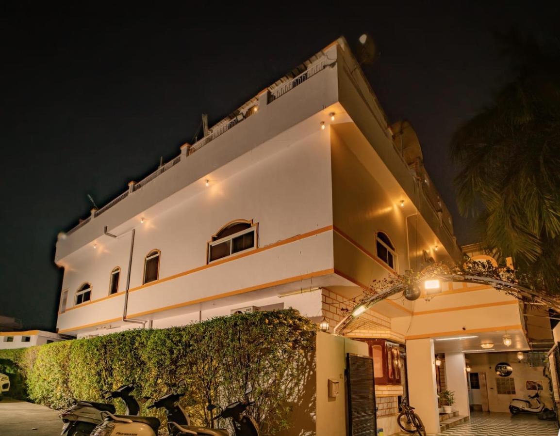 Hotel Ambavgarh Palace Удайпур Екстериор снимка