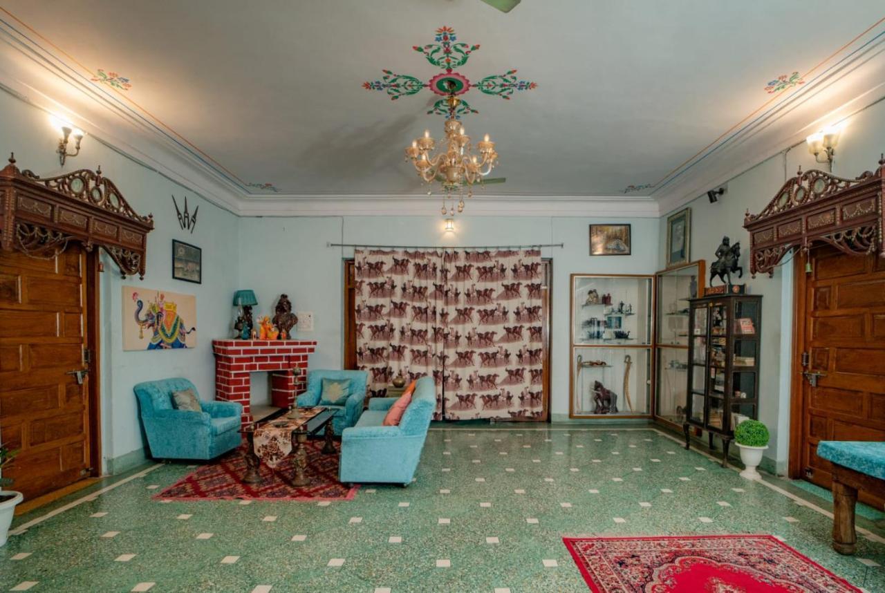 Hotel Ambavgarh Palace Удайпур Екстериор снимка