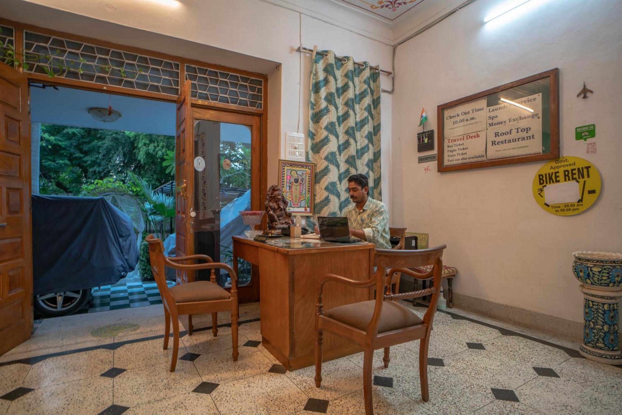Hotel Ambavgarh Palace Удайпур Екстериор снимка