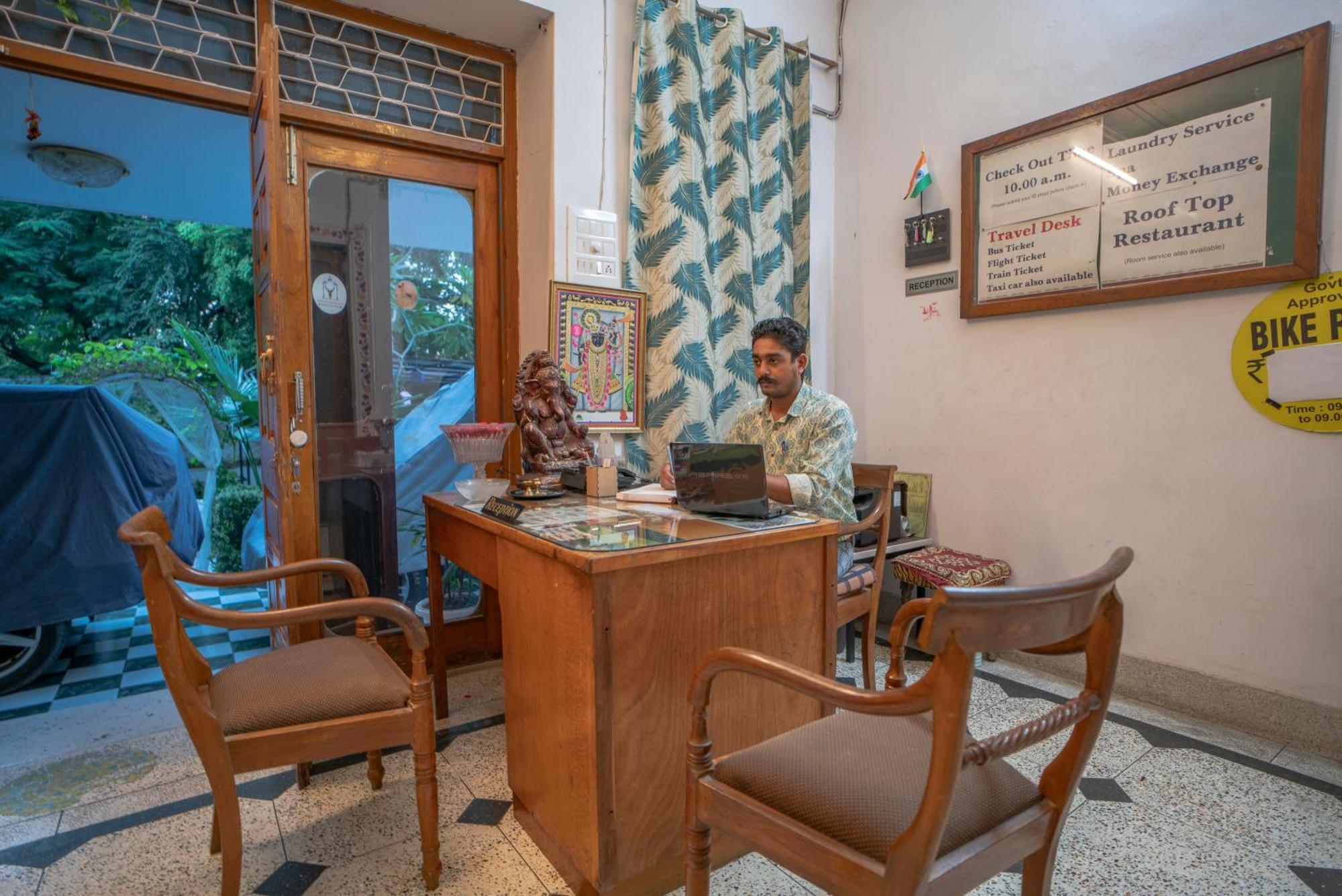 Hotel Ambavgarh Palace Удайпур Екстериор снимка