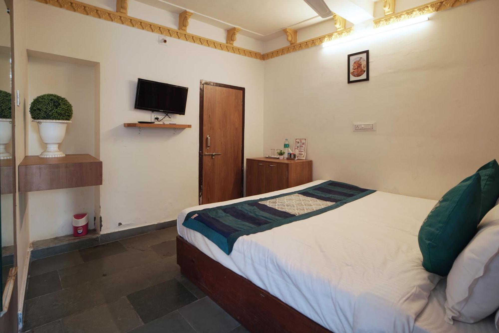 Hotel Ambavgarh Palace Удайпур Екстериор снимка
