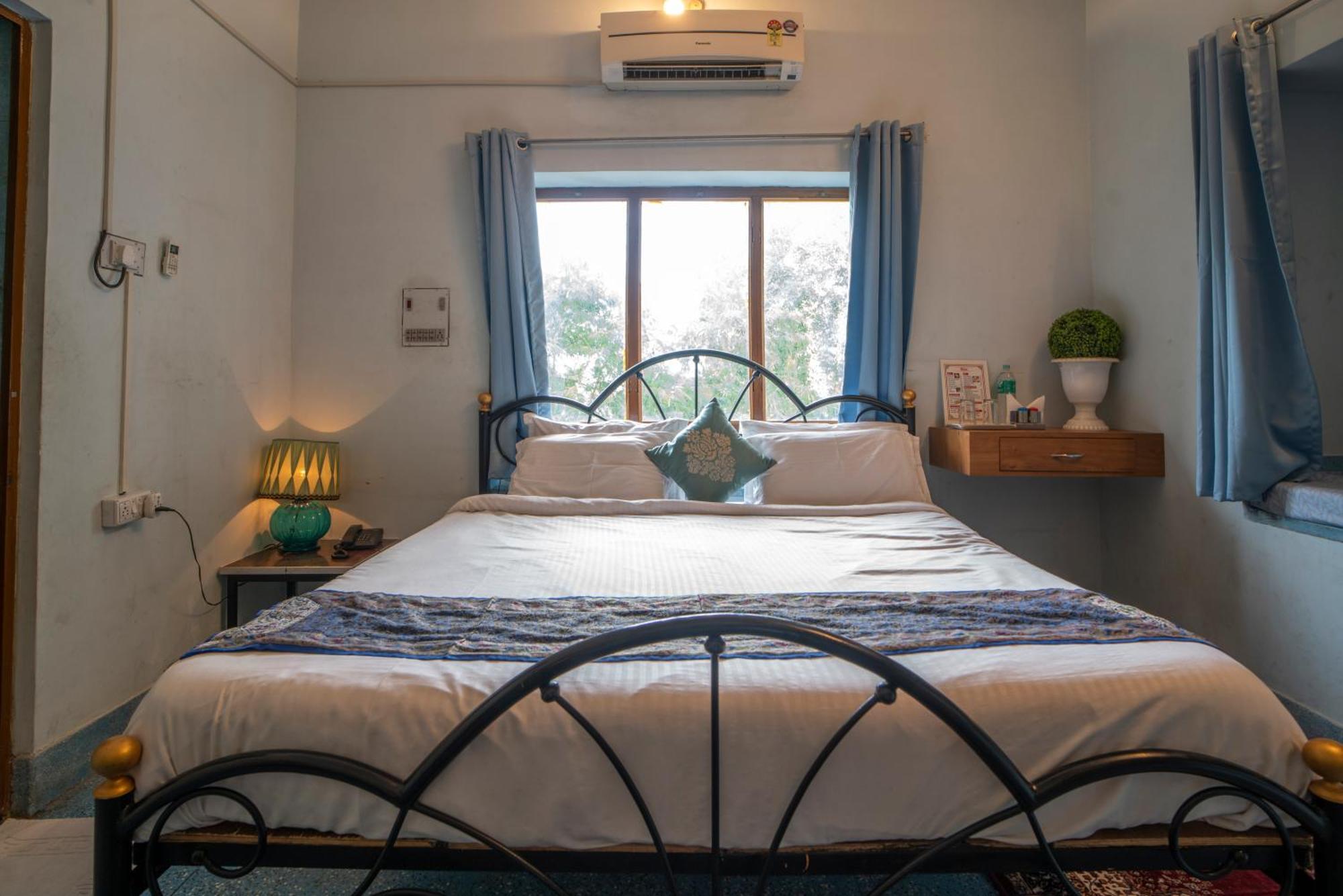 Hotel Ambavgarh Palace Удайпур Екстериор снимка