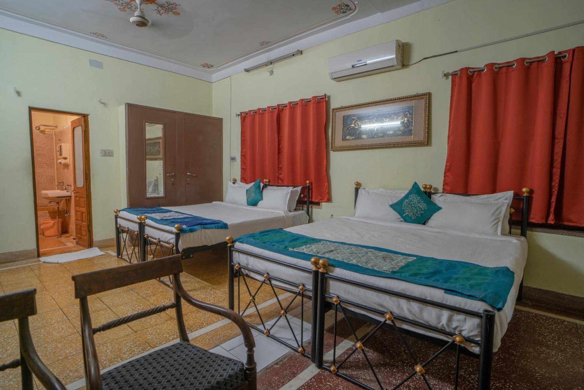 Hotel Ambavgarh Palace Удайпур Екстериор снимка