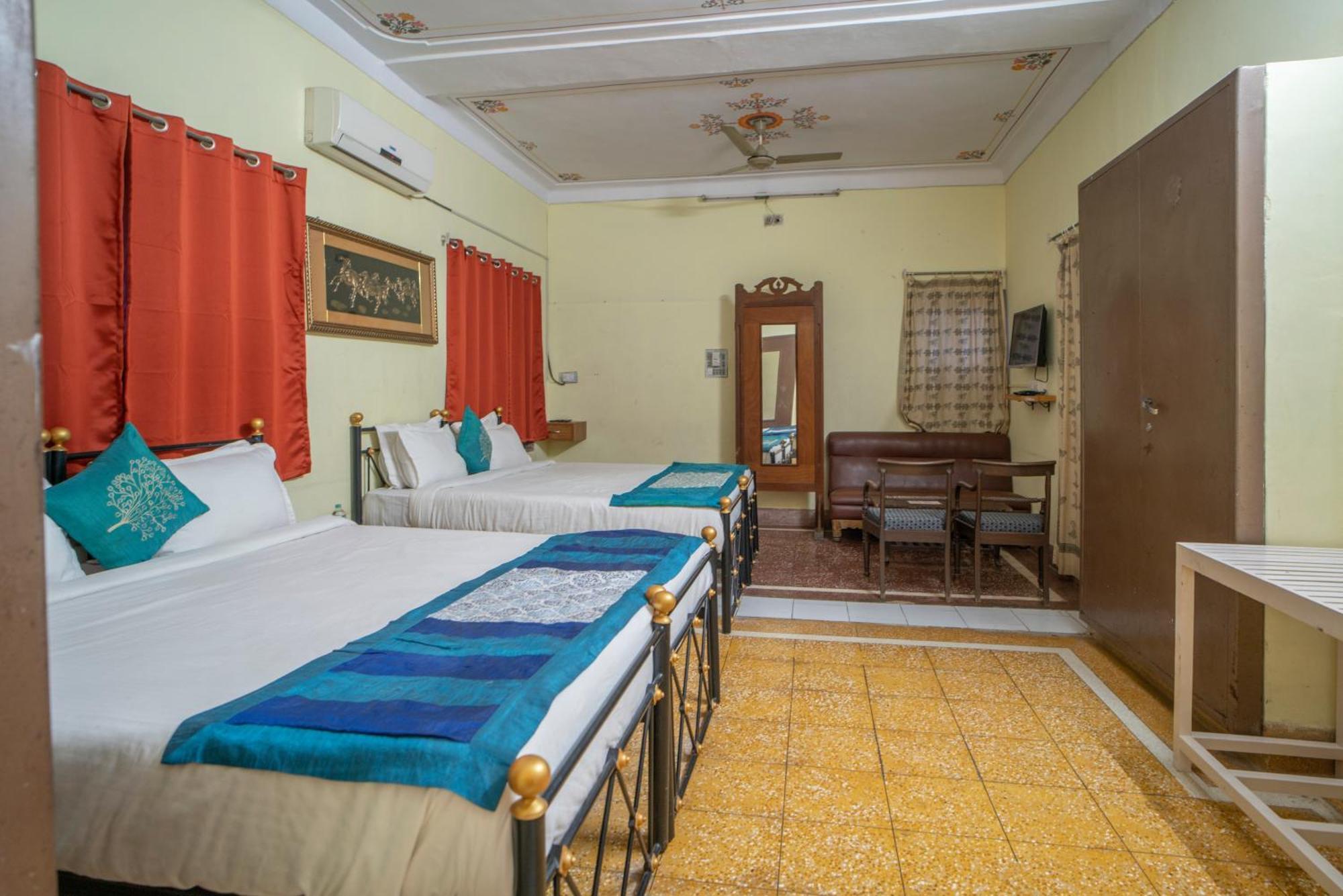 Hotel Ambavgarh Palace Удайпур Екстериор снимка