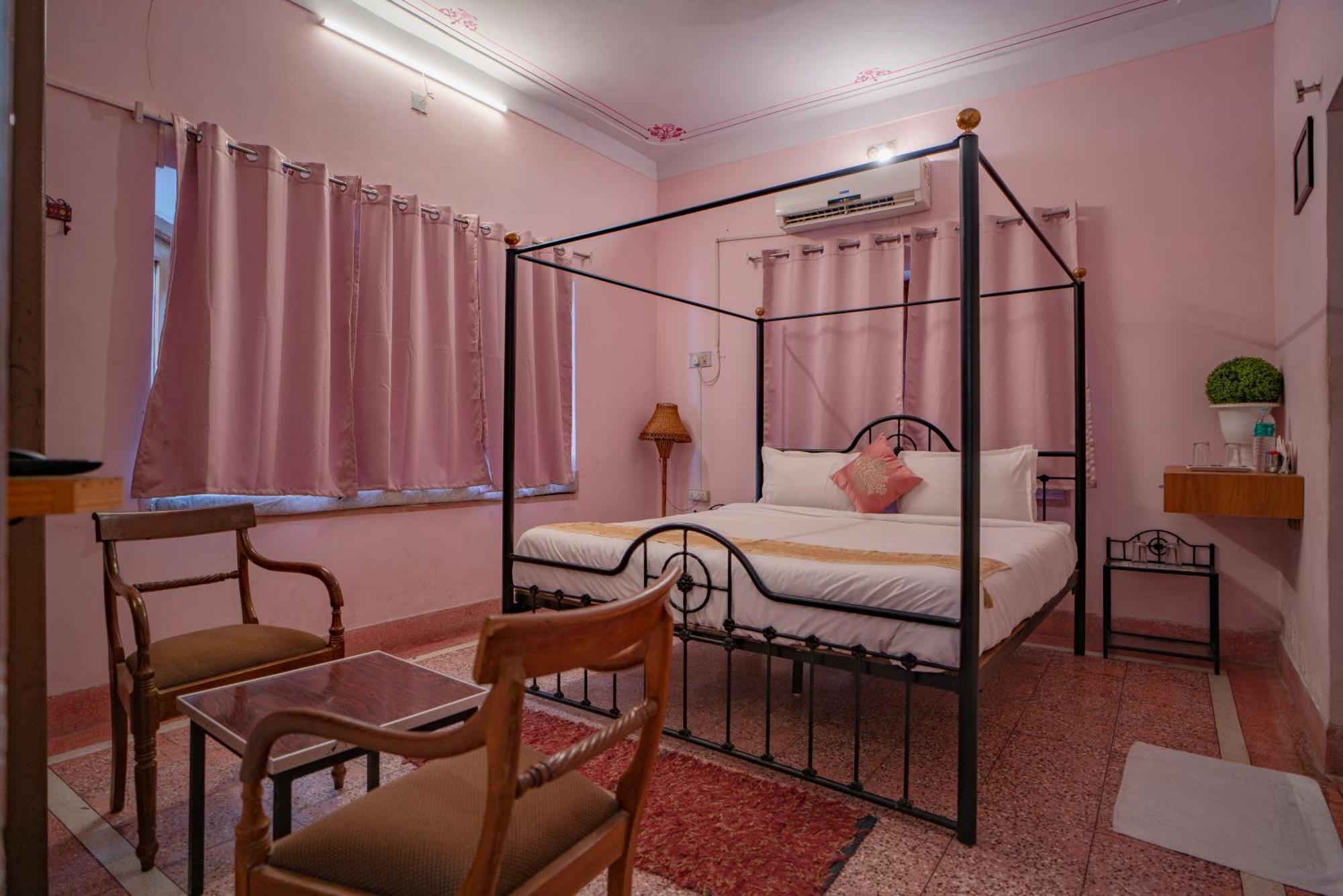 Hotel Ambavgarh Palace Удайпур Екстериор снимка