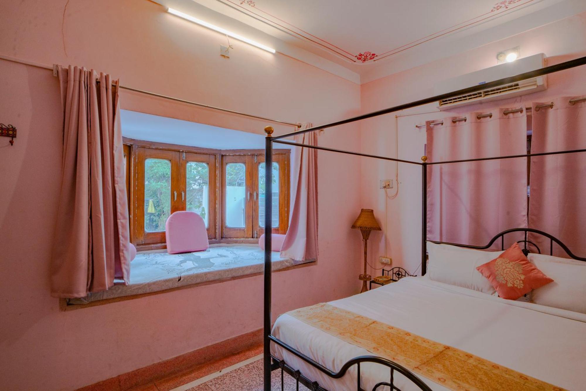 Hotel Ambavgarh Palace Удайпур Екстериор снимка