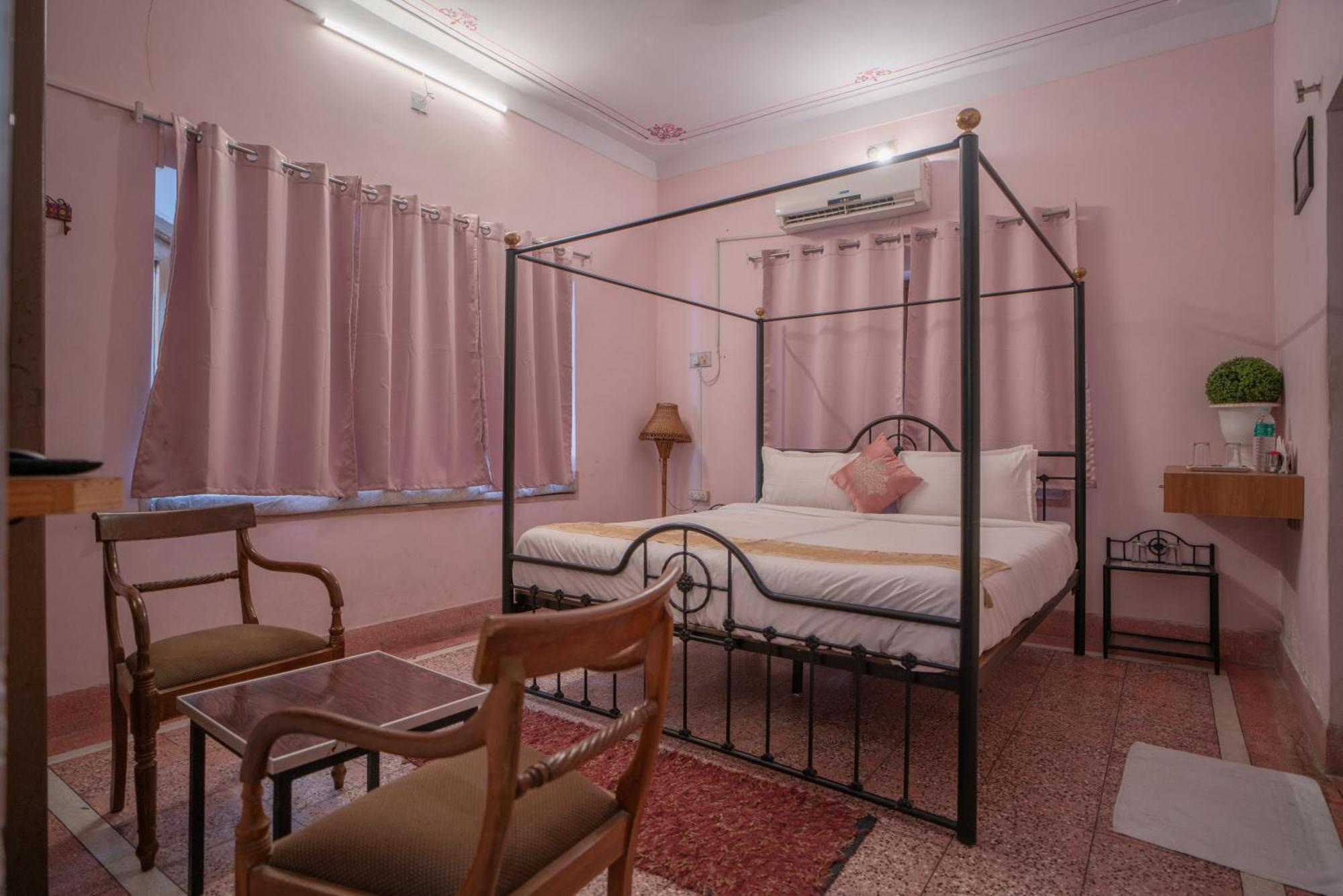 Hotel Ambavgarh Palace Удайпур Екстериор снимка