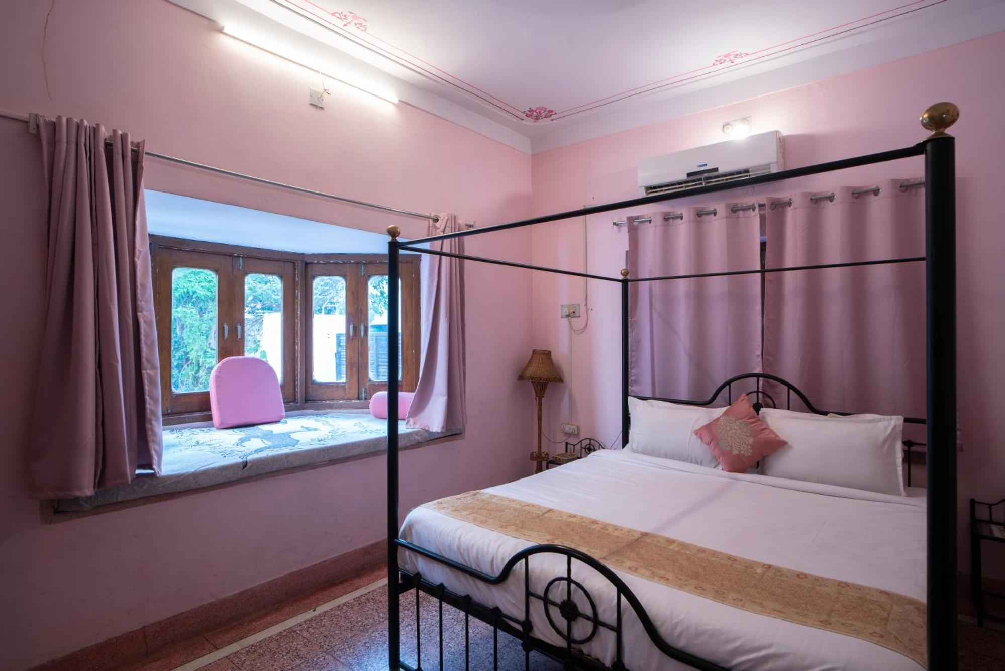Hotel Ambavgarh Palace Удайпур Екстериор снимка