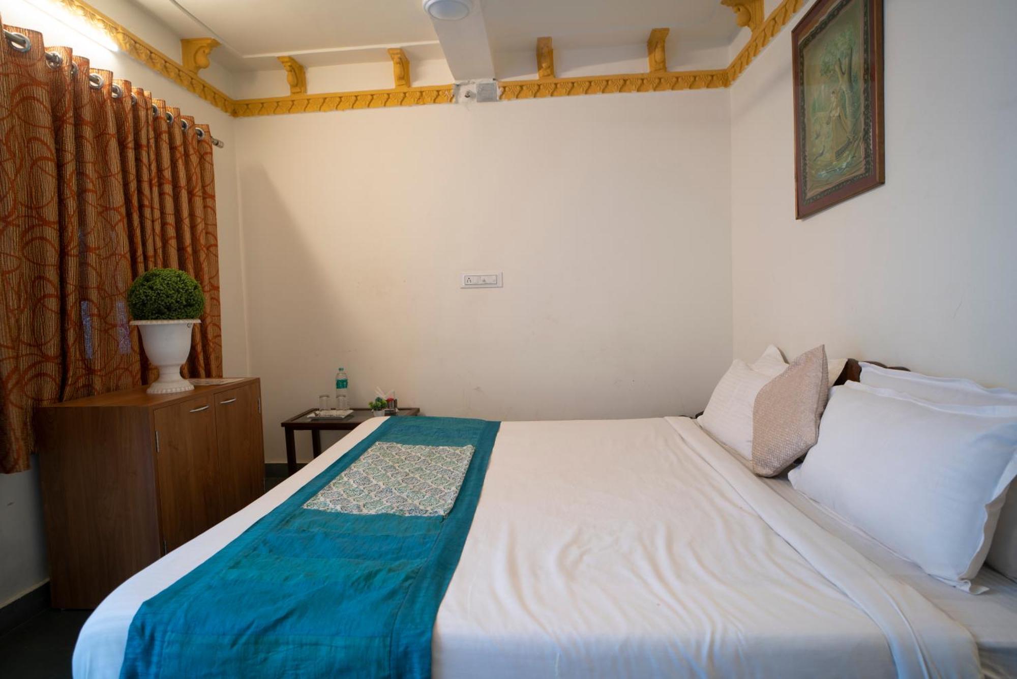 Hotel Ambavgarh Palace Удайпур Екстериор снимка