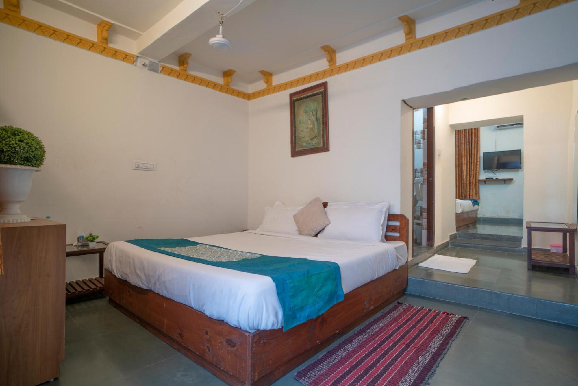 Hotel Ambavgarh Palace Удайпур Екстериор снимка