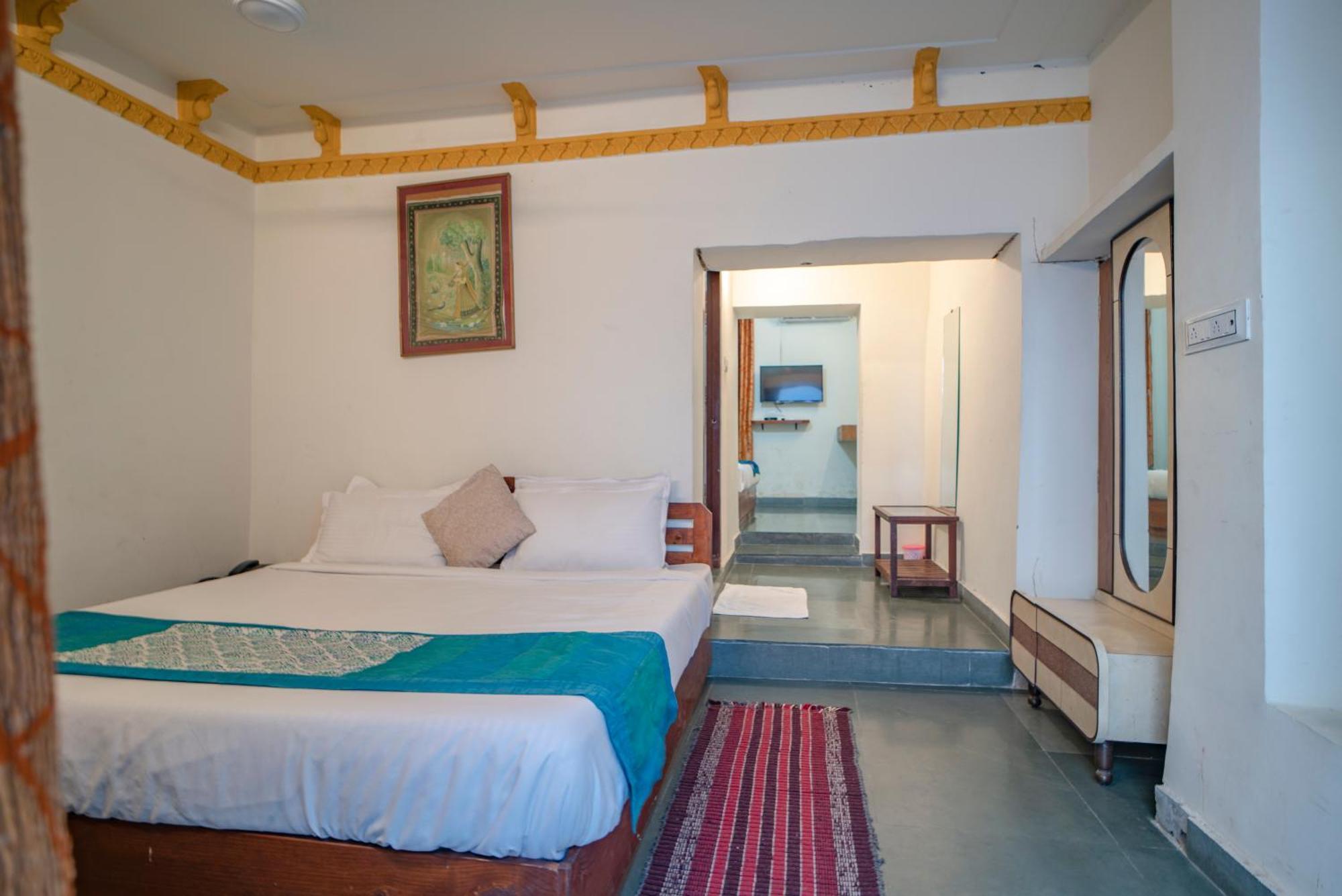 Hotel Ambavgarh Palace Удайпур Екстериор снимка