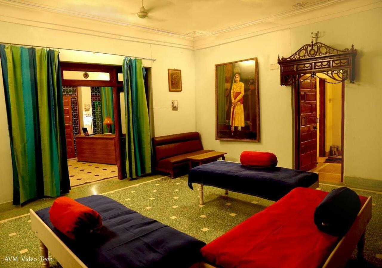 Hotel Ambavgarh Palace Удайпур Екстериор снимка
