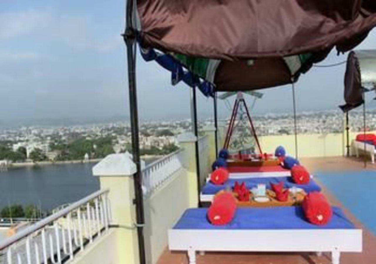 Hotel Ambavgarh Palace Удайпур Екстериор снимка
