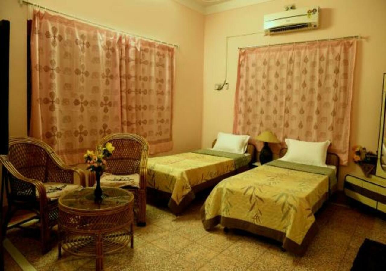 Hotel Ambavgarh Palace Удайпур Екстериор снимка