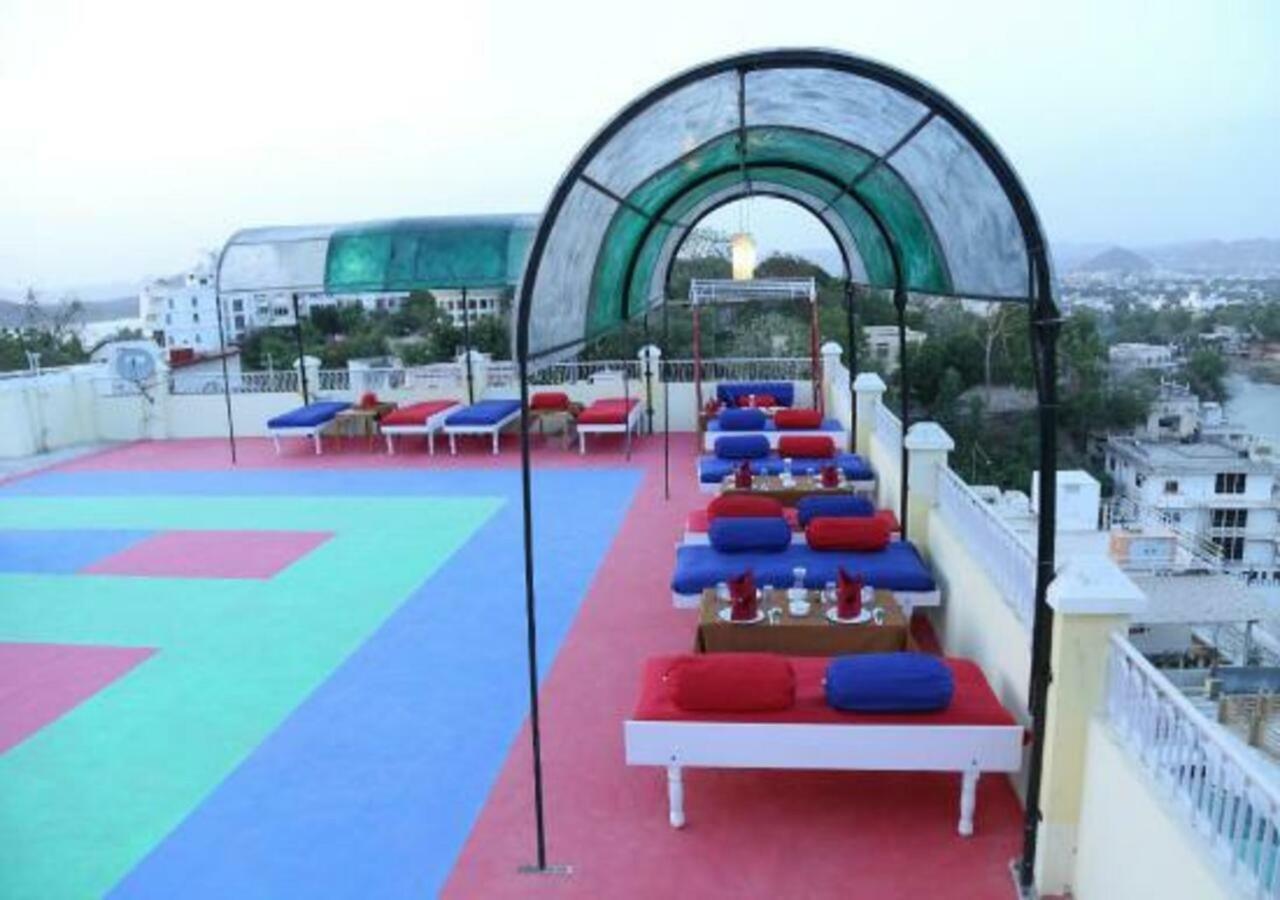 Hotel Ambavgarh Palace Удайпур Екстериор снимка